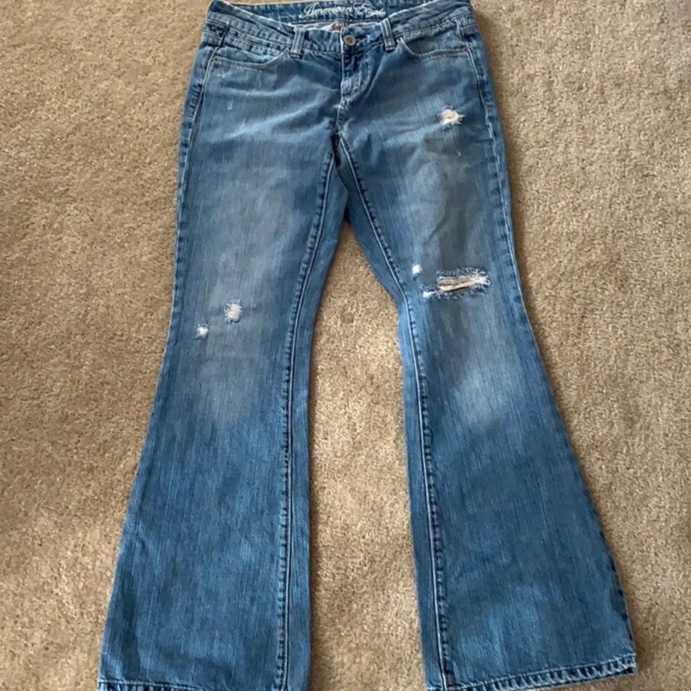 American Eagle size 4 flair distressed leg jean